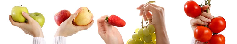 Hände, die 5 Portionen Obst oder Gemüse in die Lüfte halten. Nach diesen 5 Portionen am Tag sollten Sie sich richten.