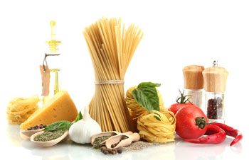 Spaghetti mit diversen mediterranen Lebensmitteln wie Tomaten, Knoblauch, Pfeffer, Käse und Basilikum.
